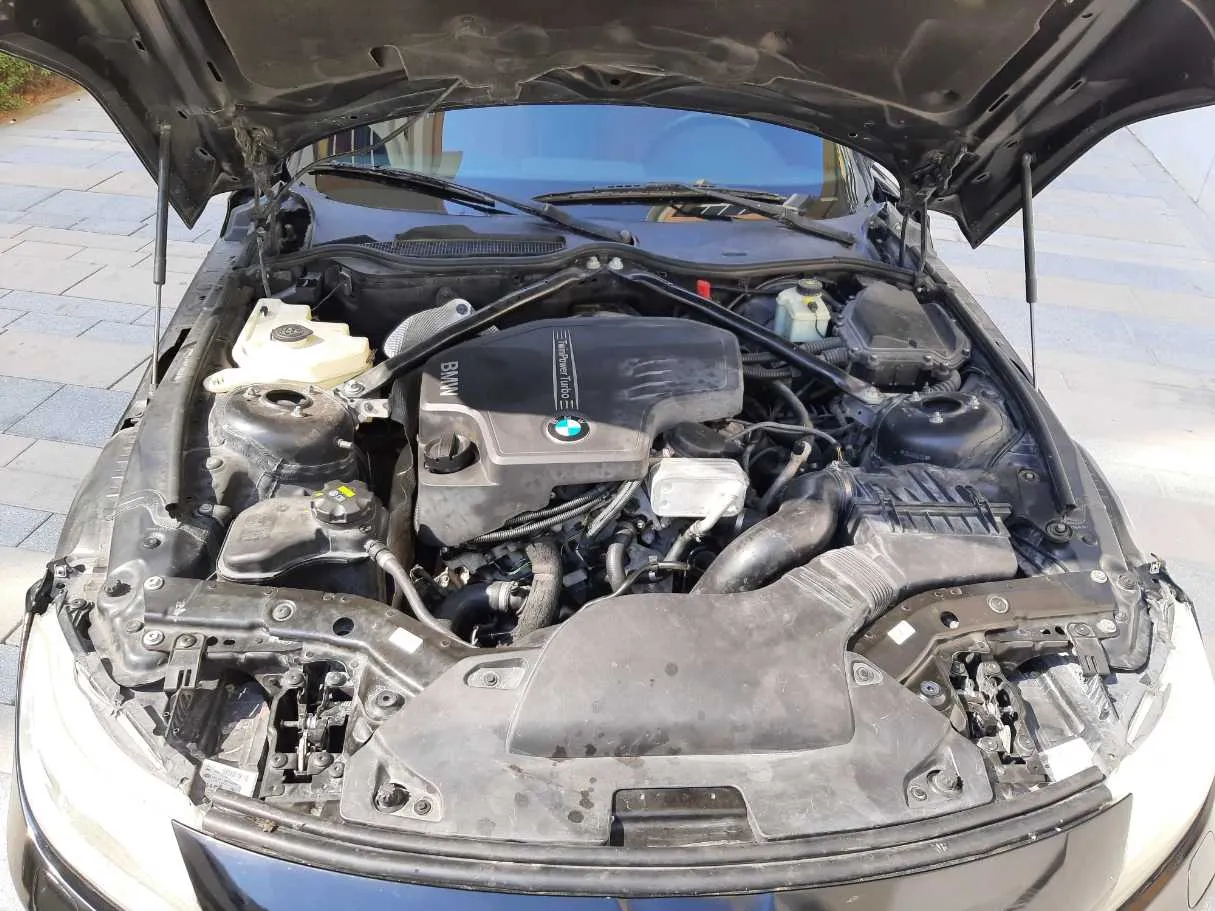 Car image 18
