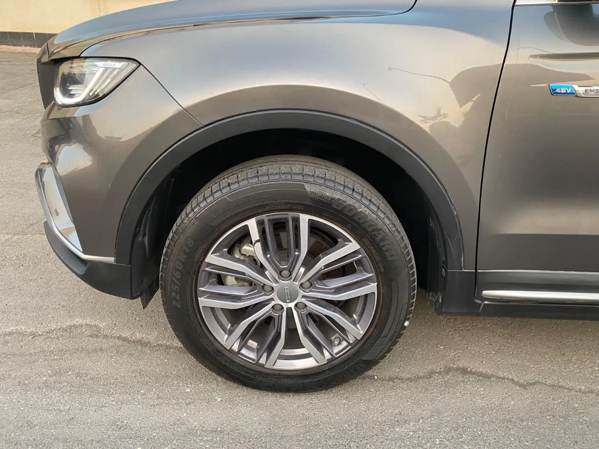 Car image 10