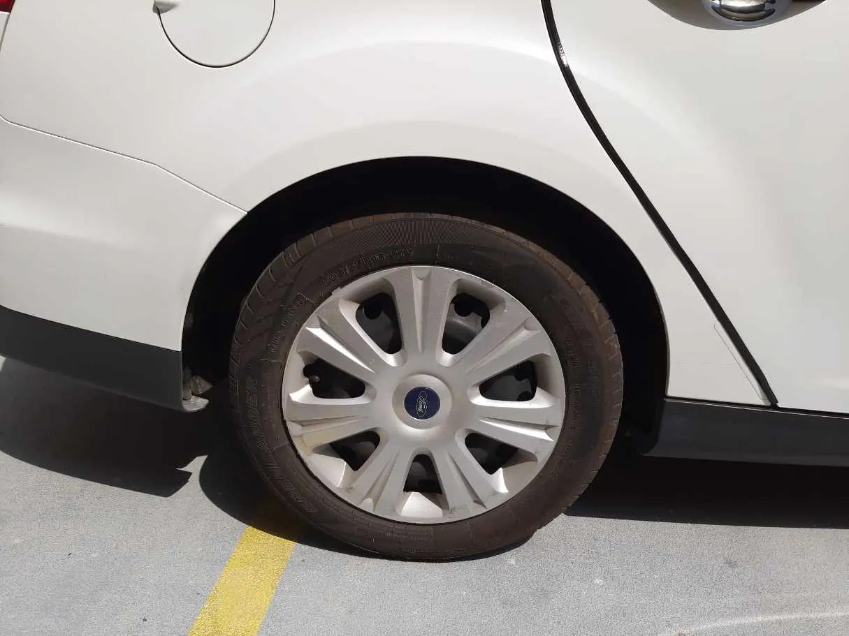 Car image 9