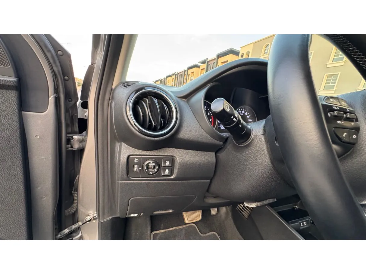 Car image 24