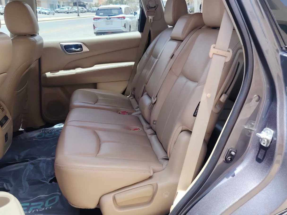 Car image 16
