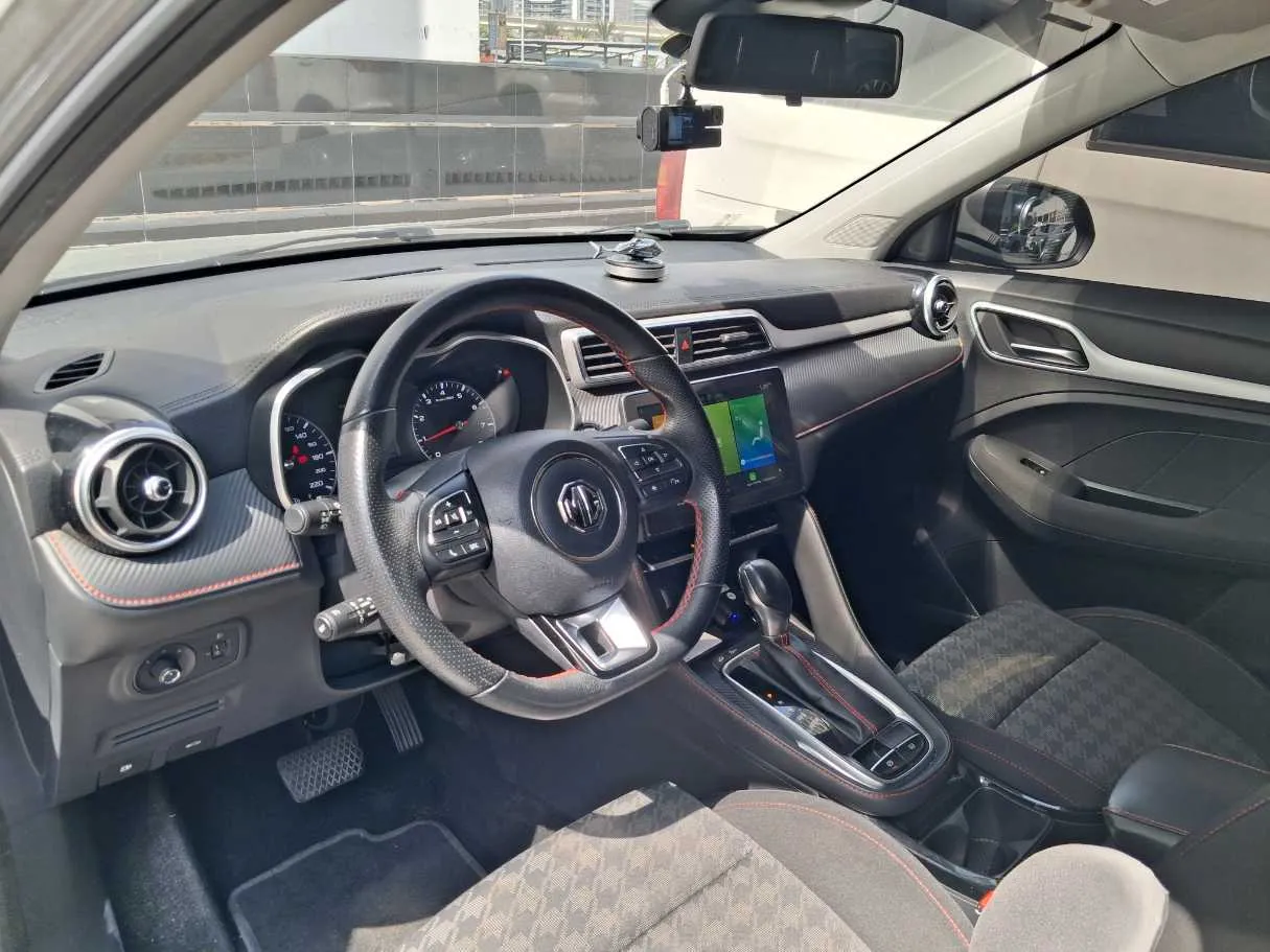 Car image 11