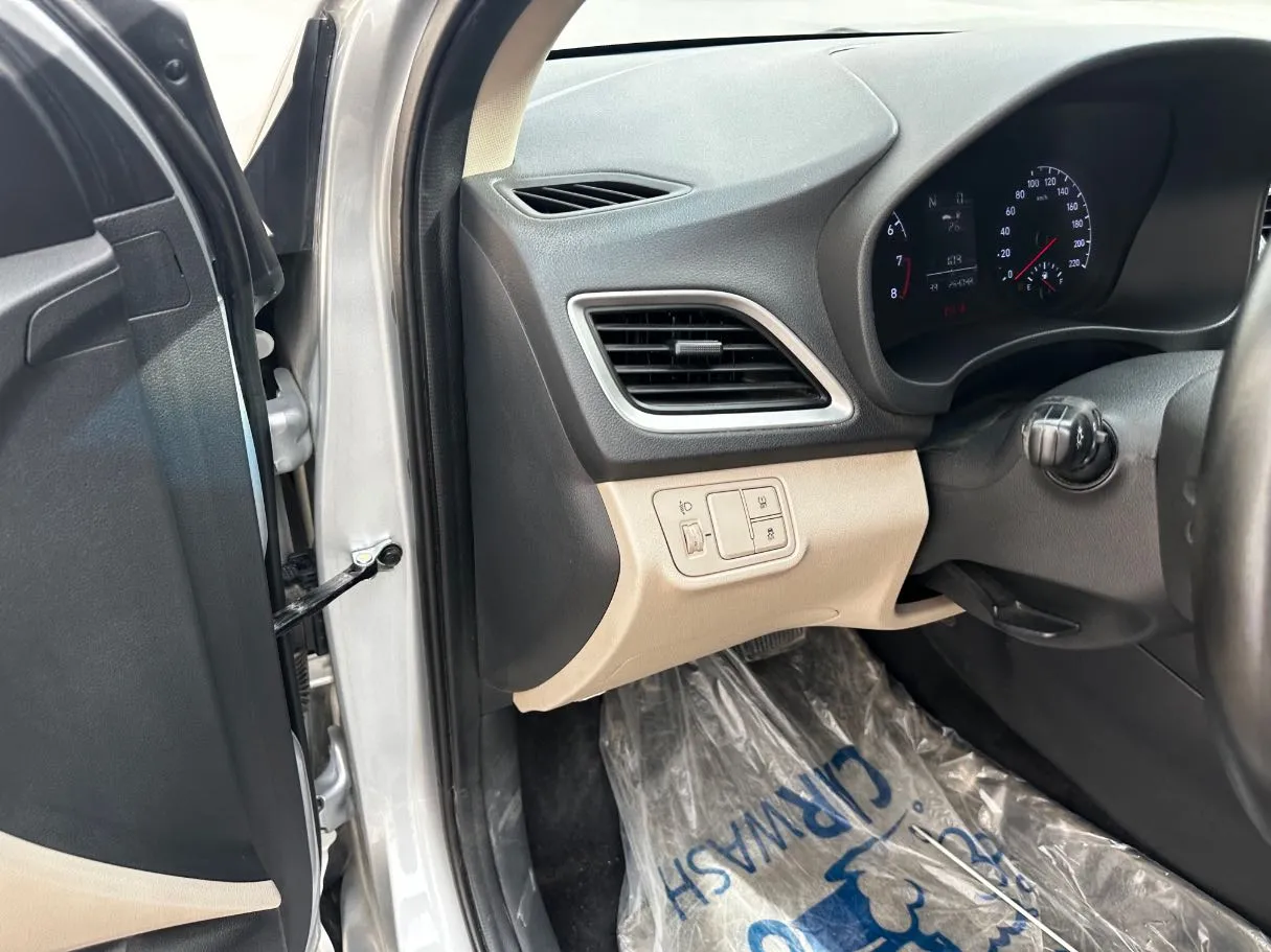 Car image 25