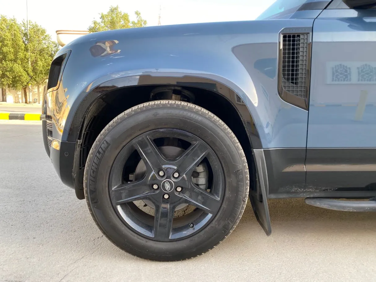 Car image 9