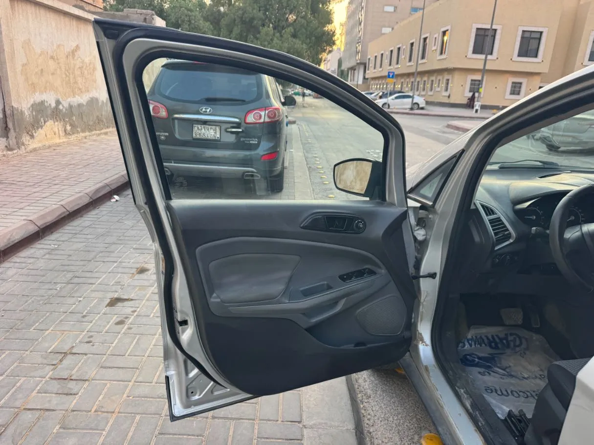Car image 10