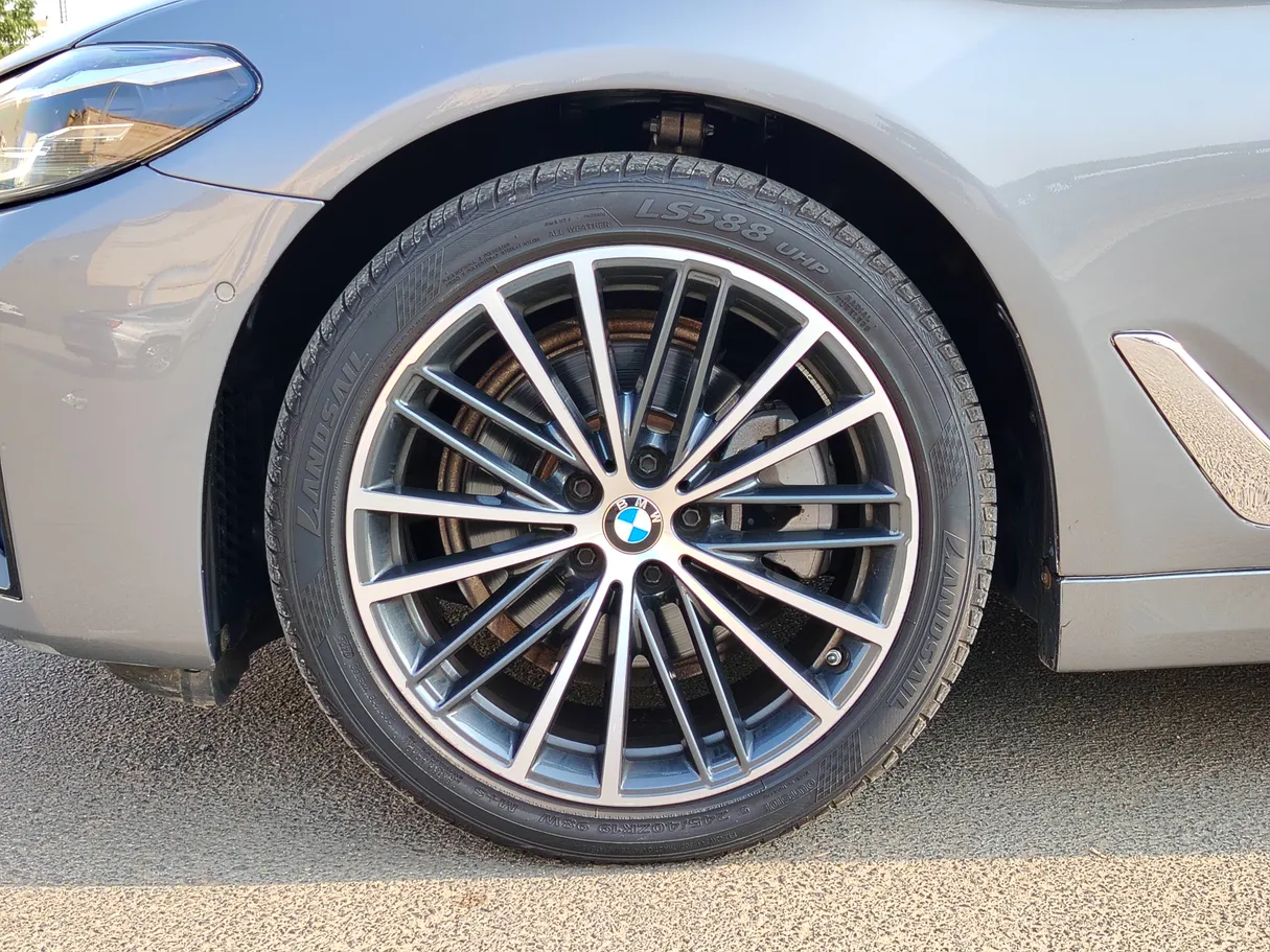 Car image 10