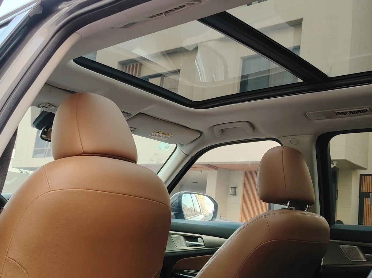 Car image 14