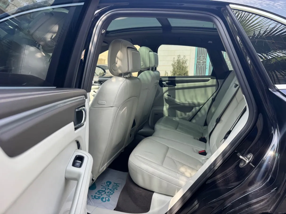 Car image 13