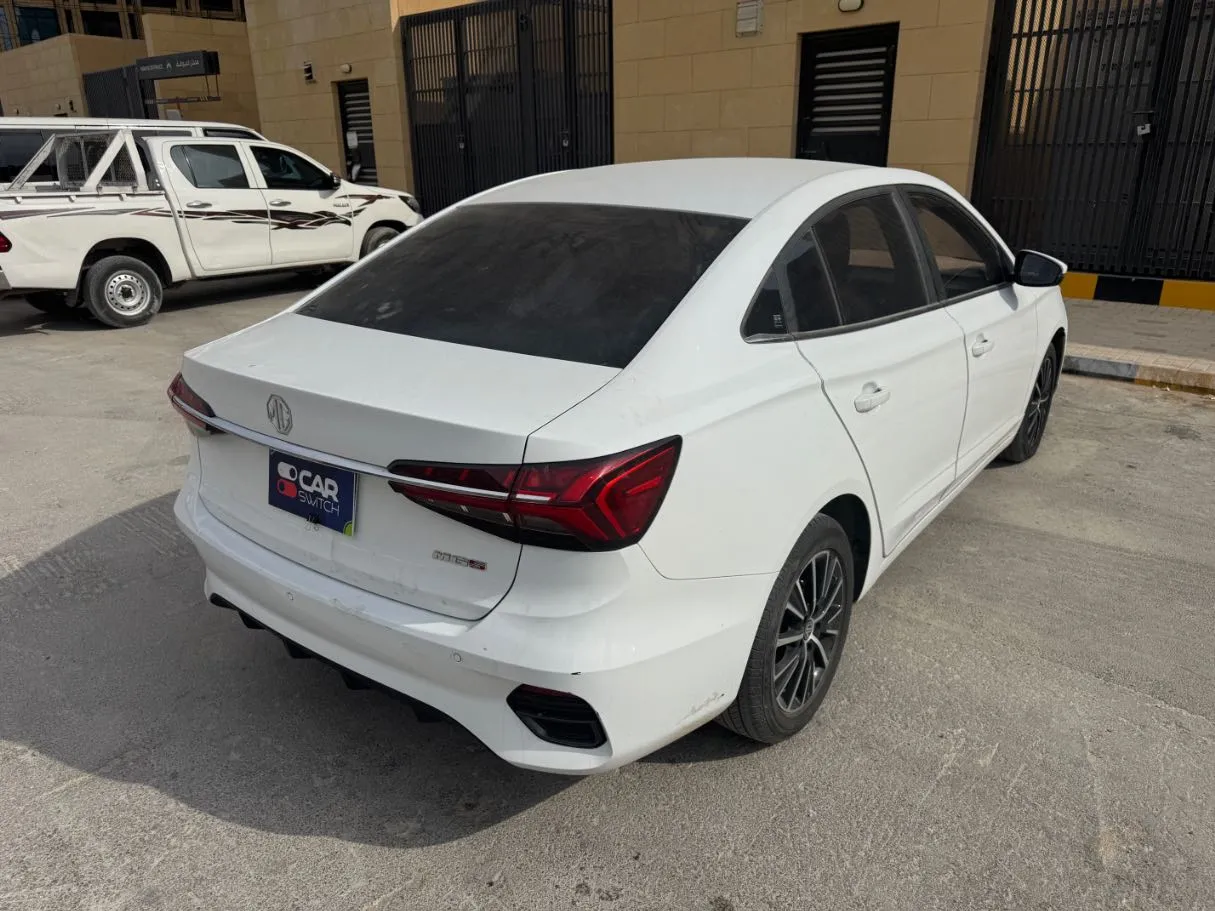 Car image 5
