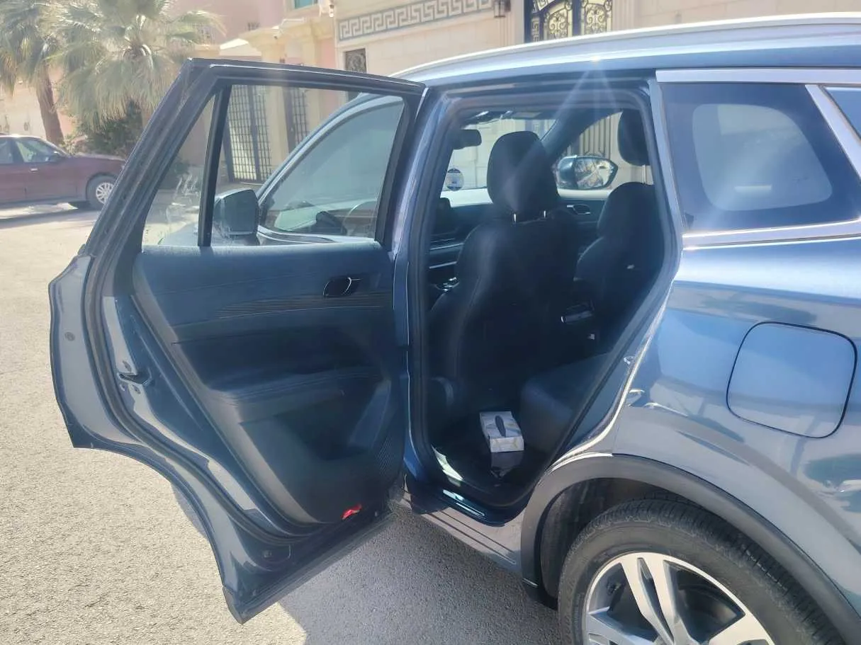 Car image 14