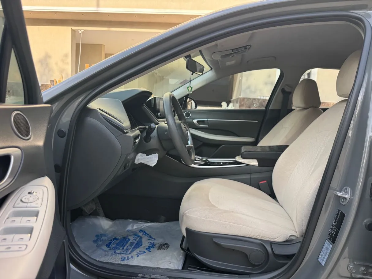 Car image 11