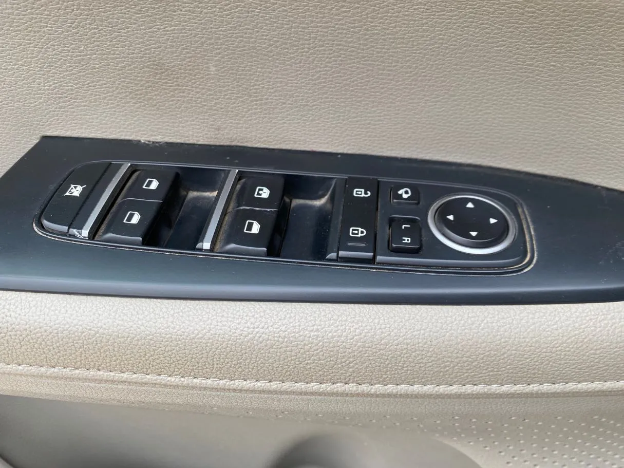 Car image 23