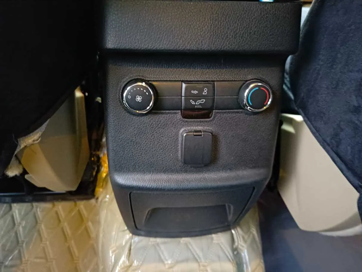 Car image 30
