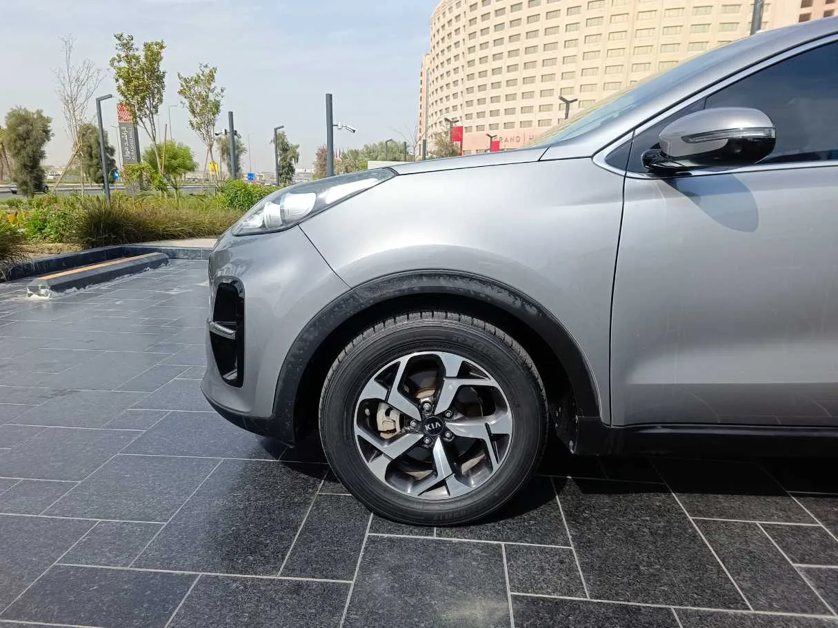 Car image 9