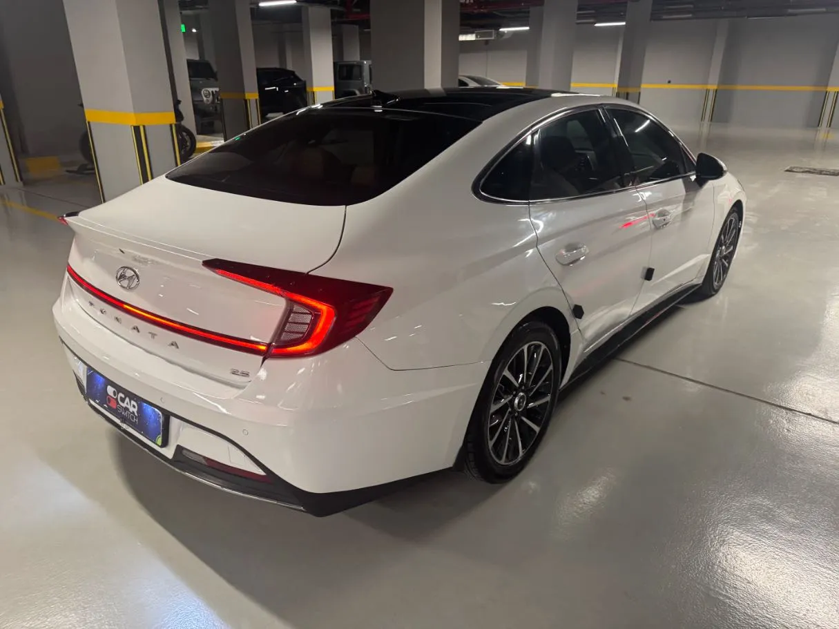 Car image 5