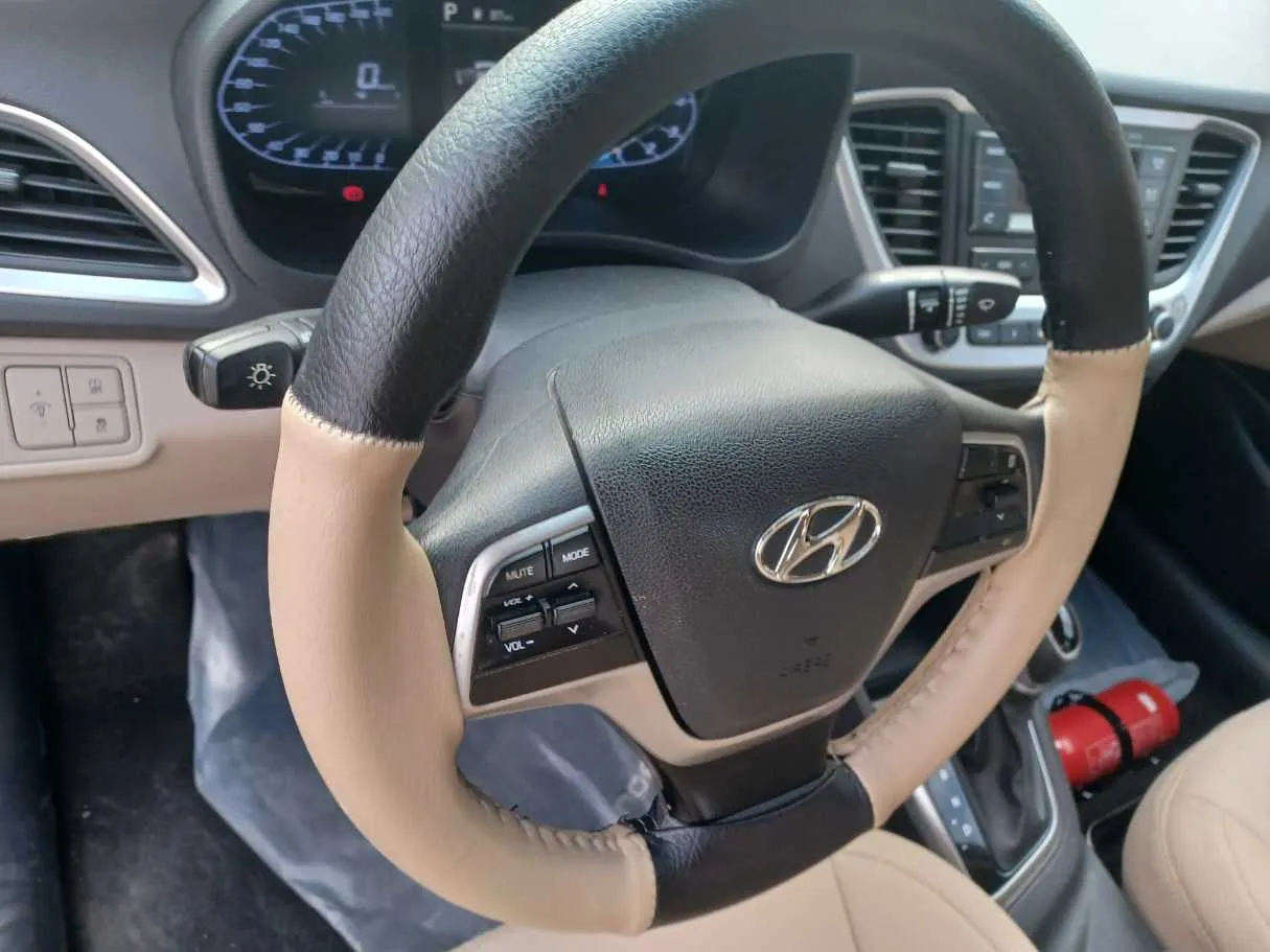 Car image 19
