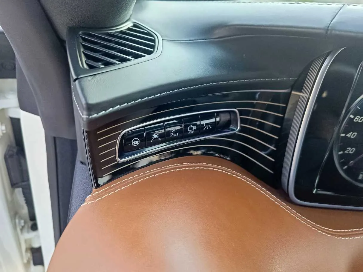 Car image 32