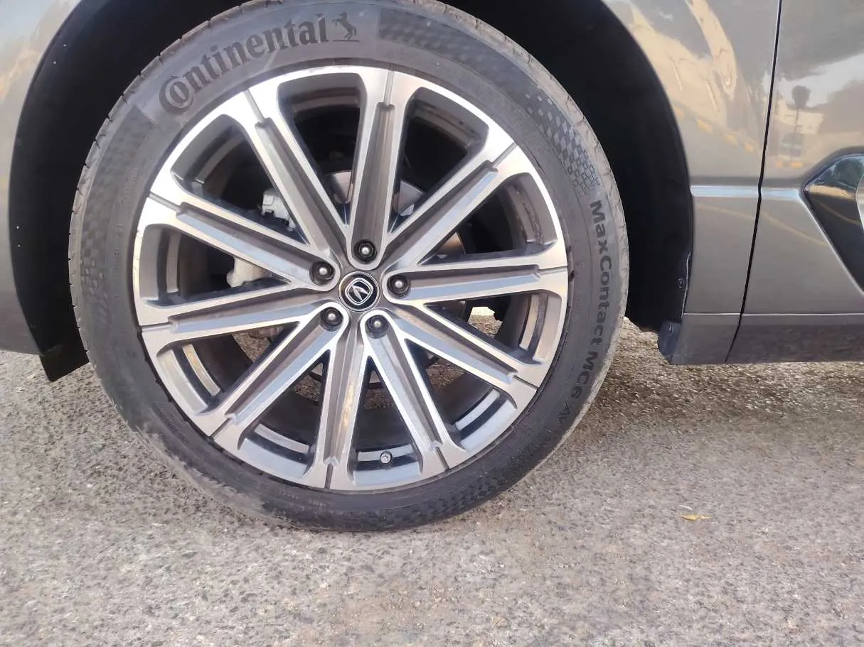 Car image 10