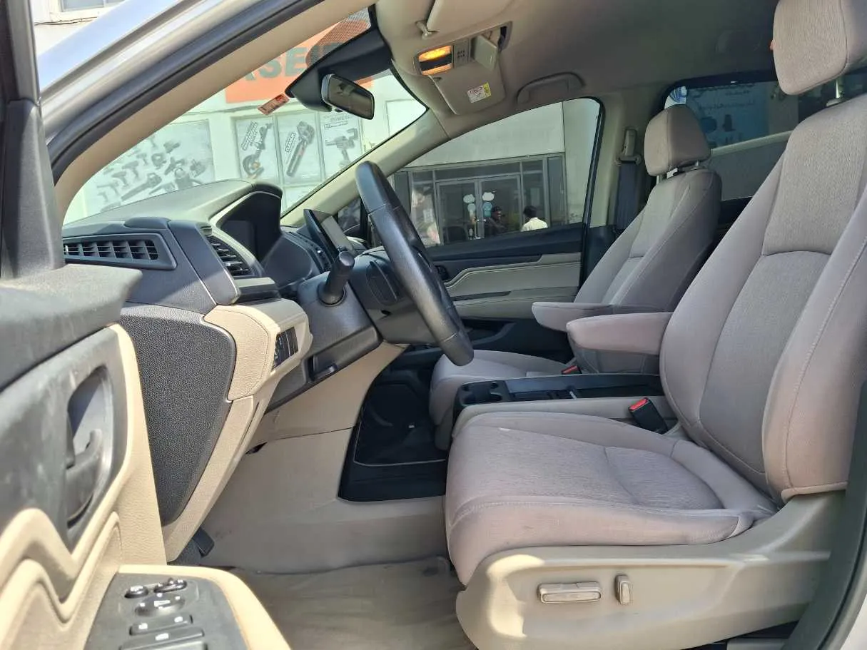 Car image 12
