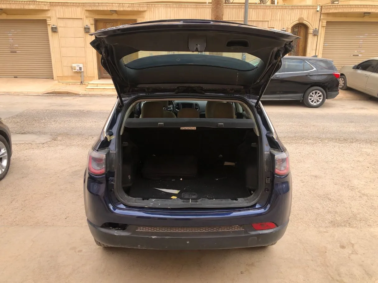 Car image 18