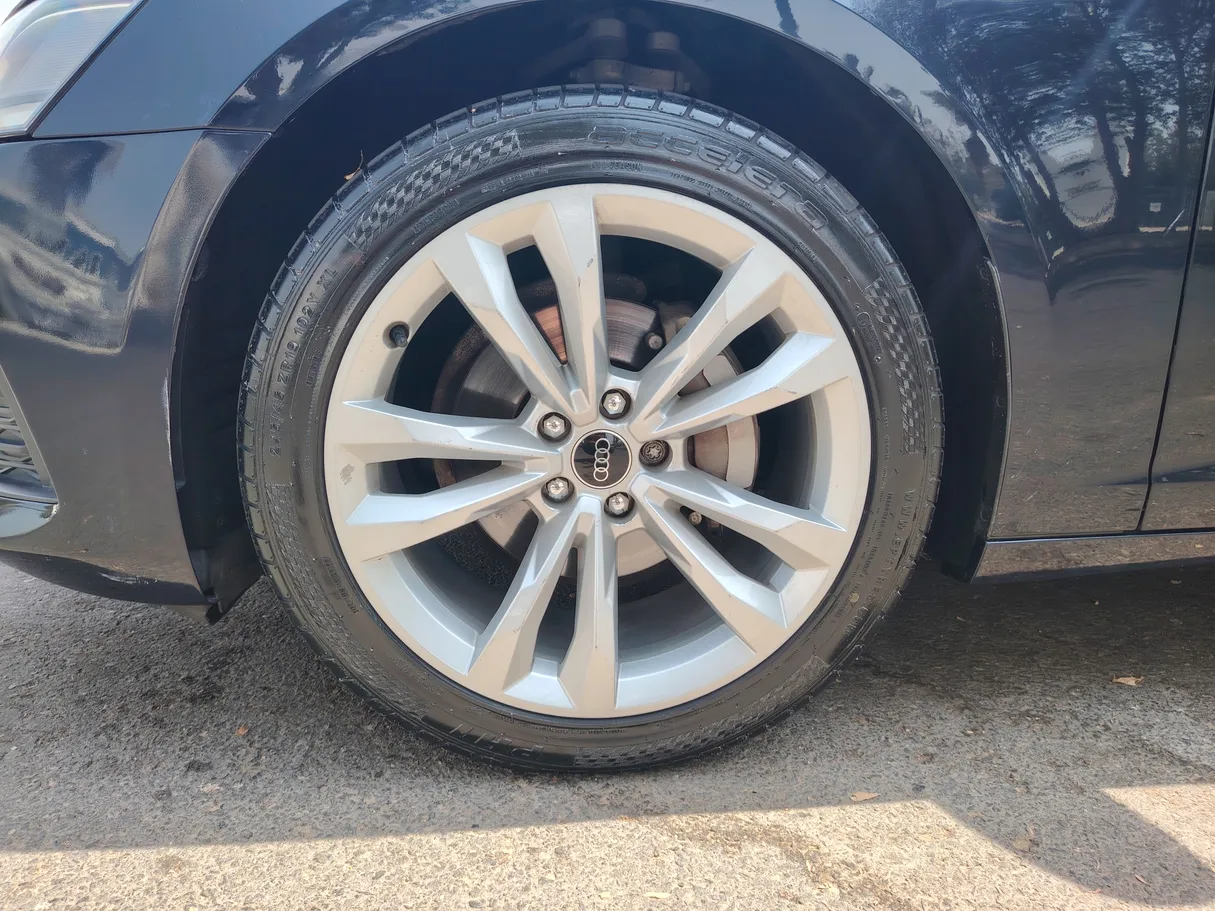 Car image 9