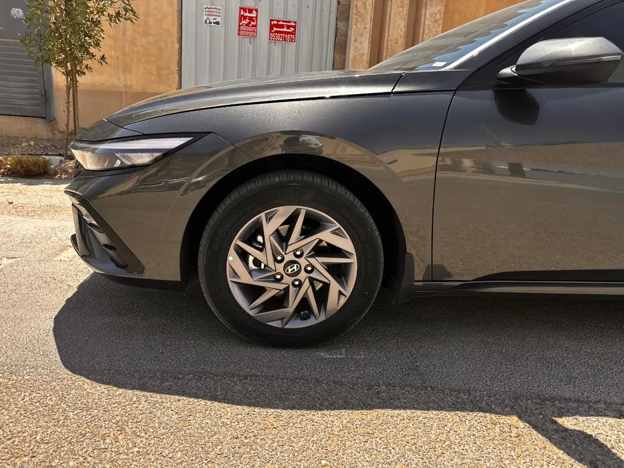 Car image 9