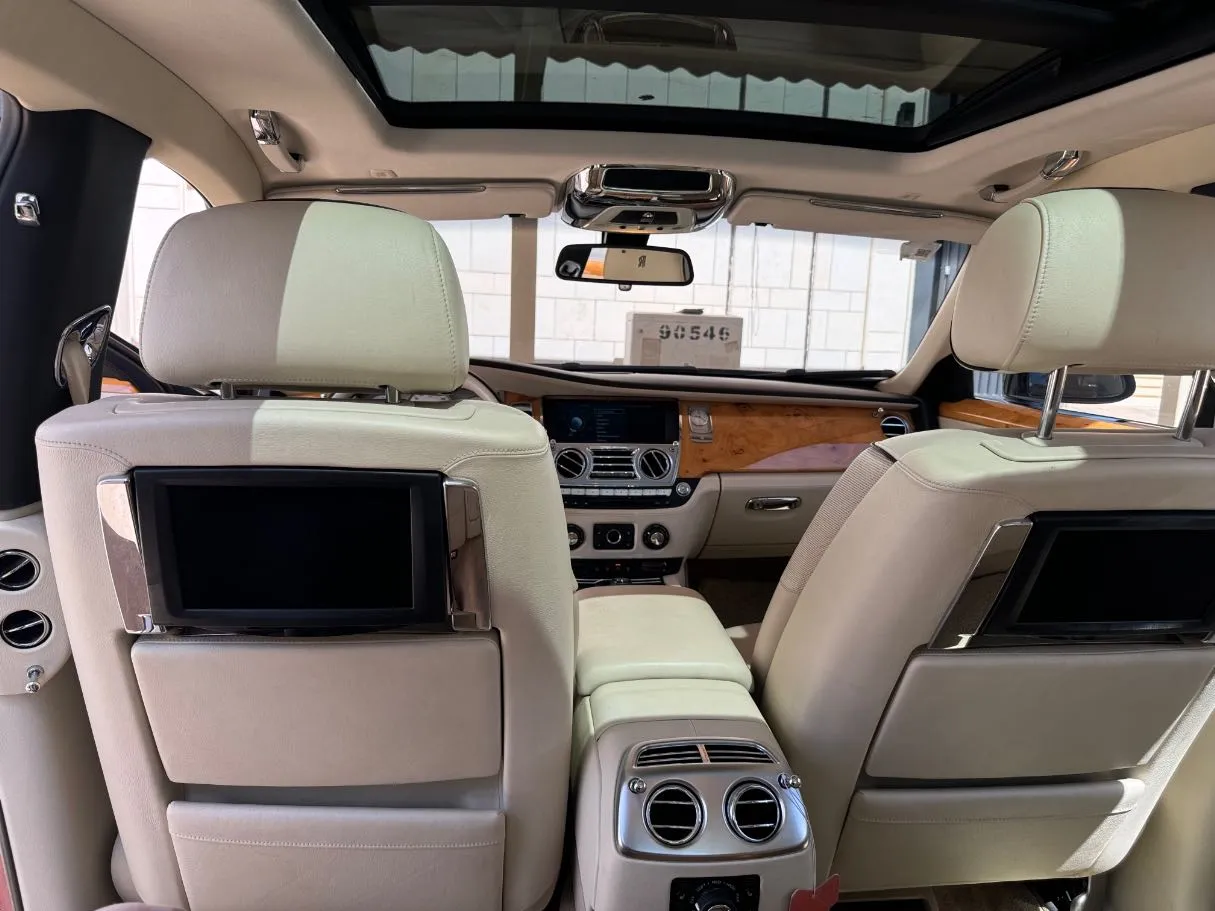 Car image 17