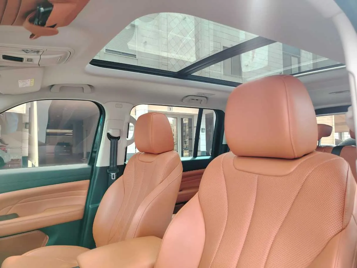 Car image 14
