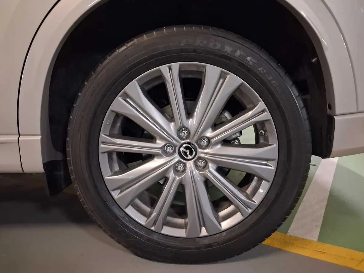 Car image 9