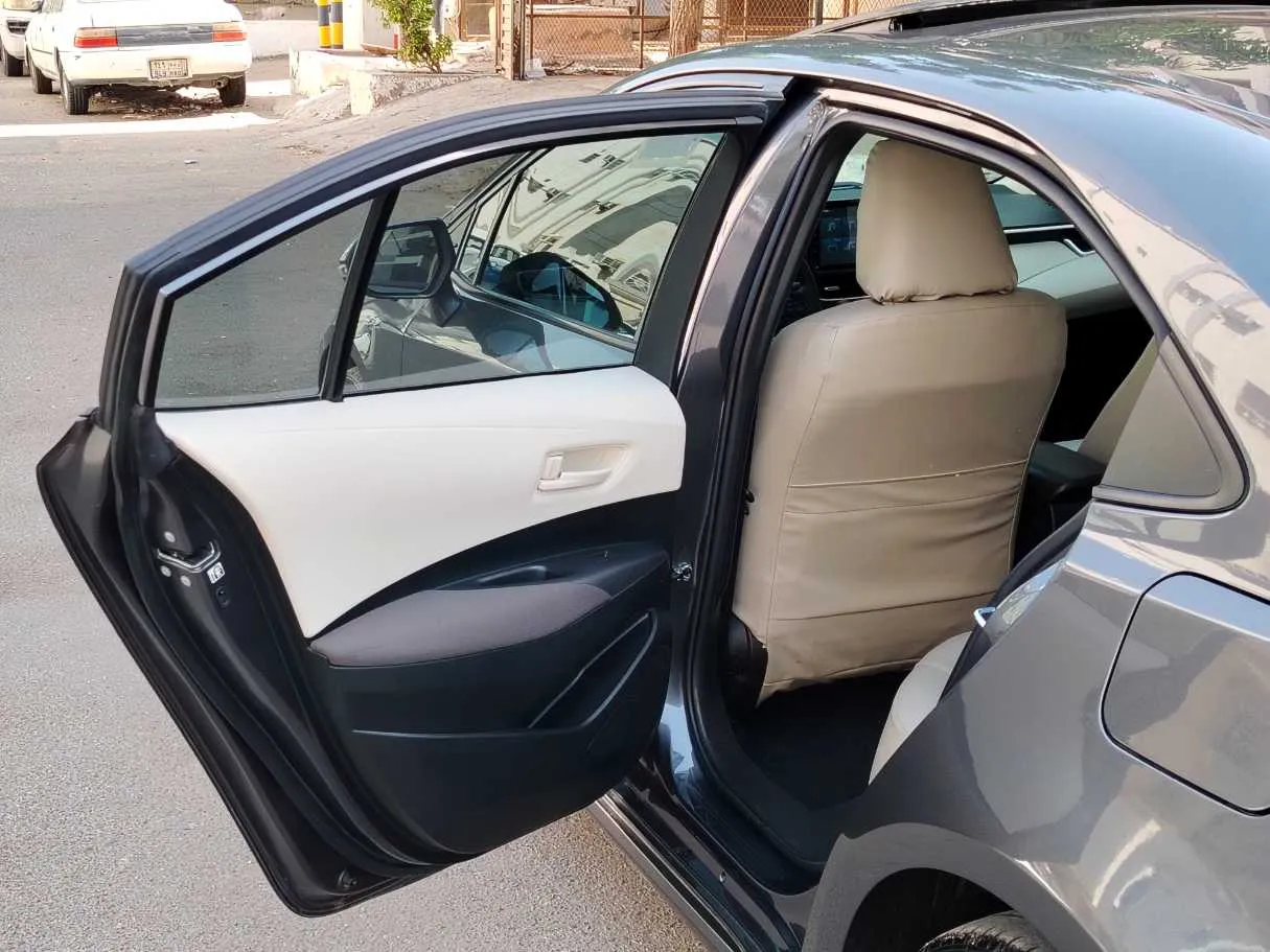 Car image 14
