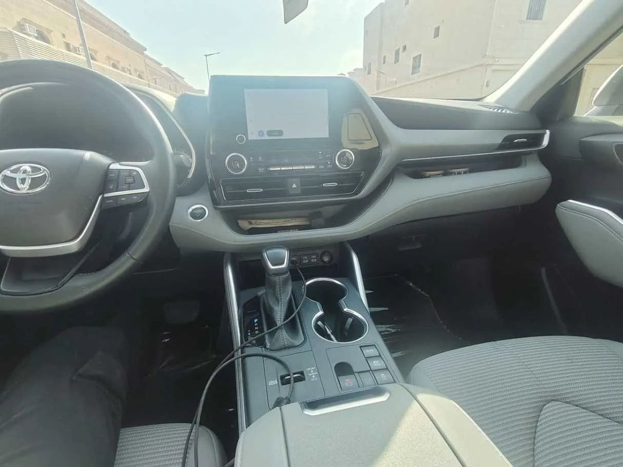 Car image 19