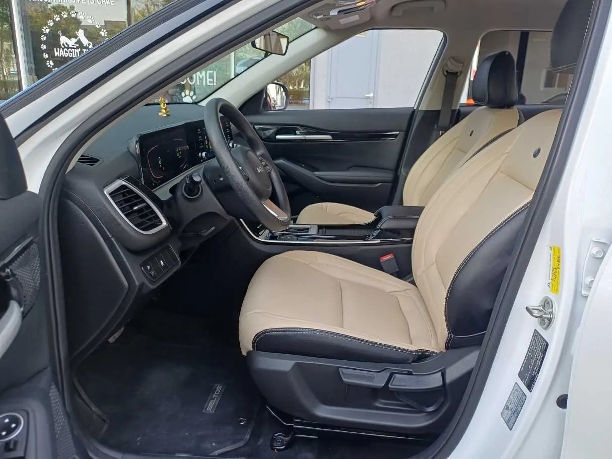 Car image 12