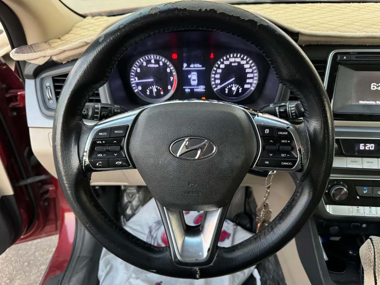 Car image 14