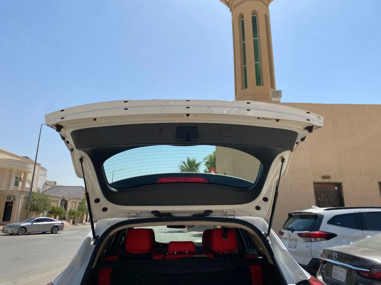Car image 19