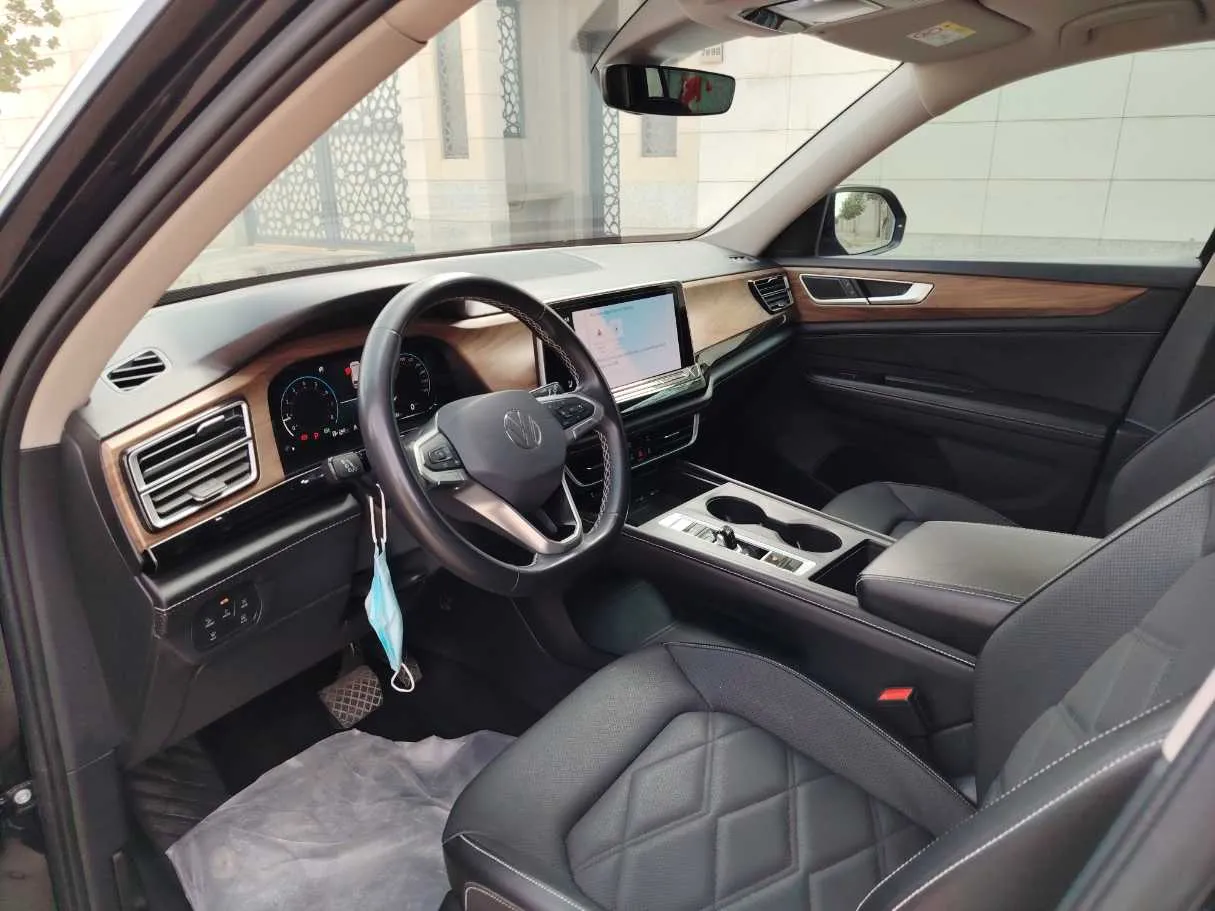 Car image 12