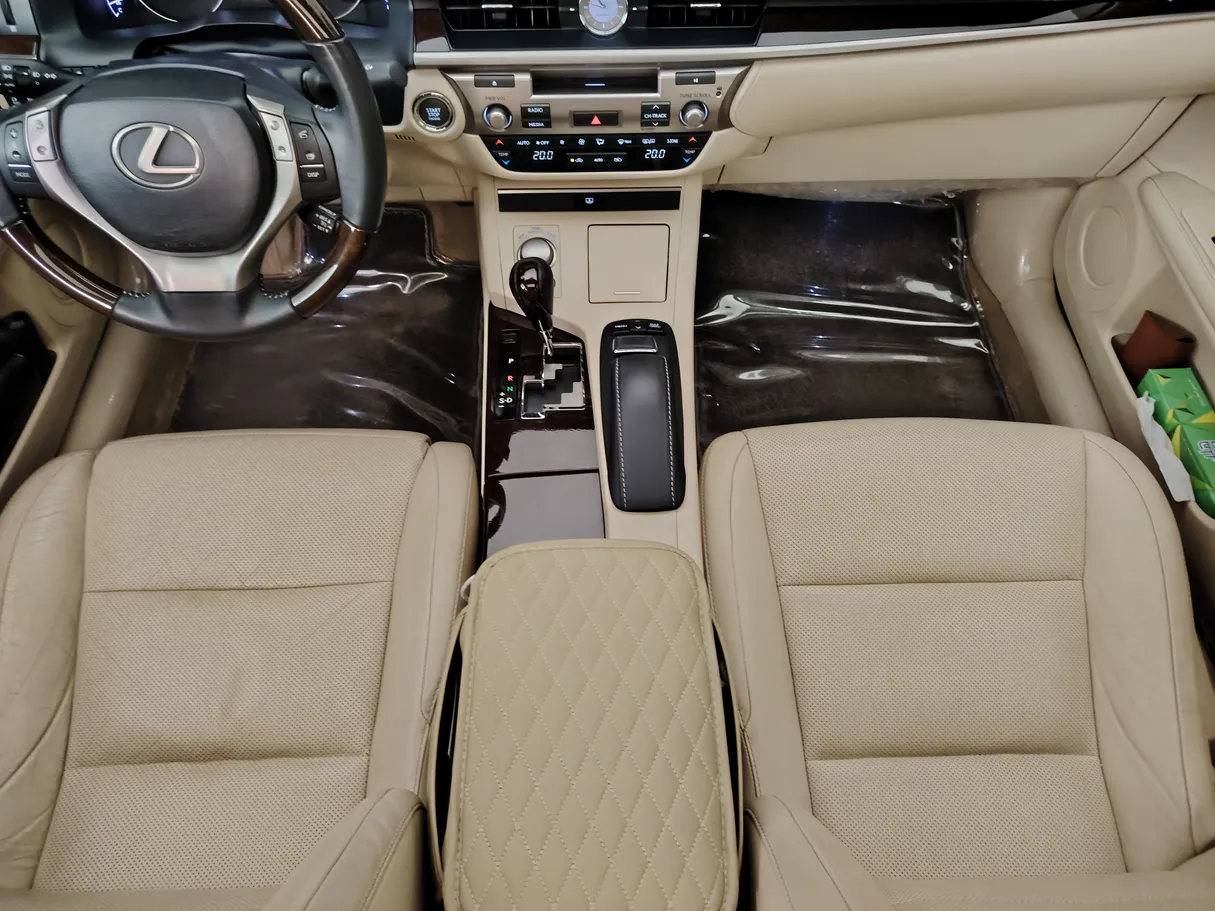 Car image 19