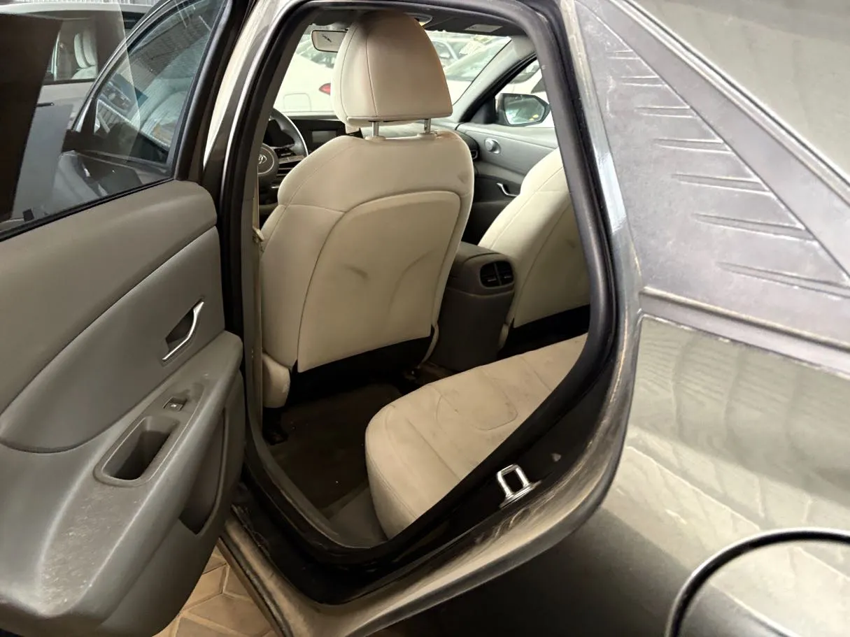 Car image 15
