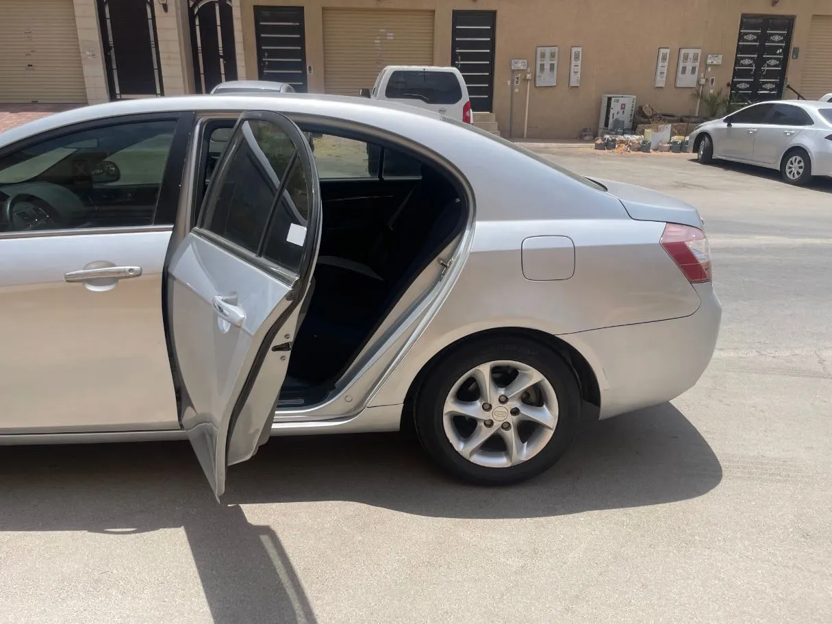 Car image 15
