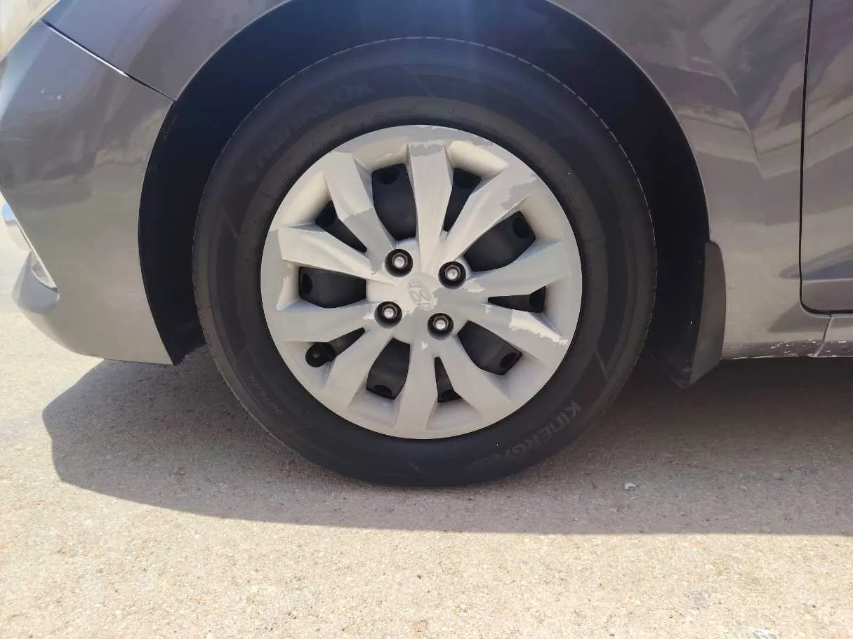 Car image 10