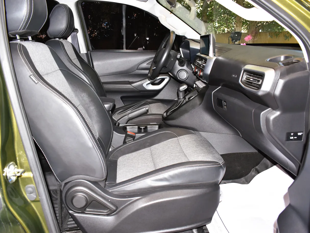Car image 9