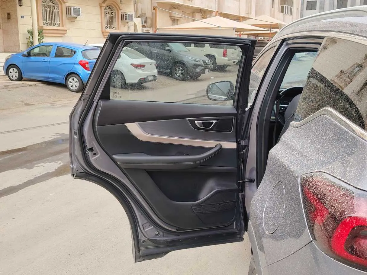 Car image 14