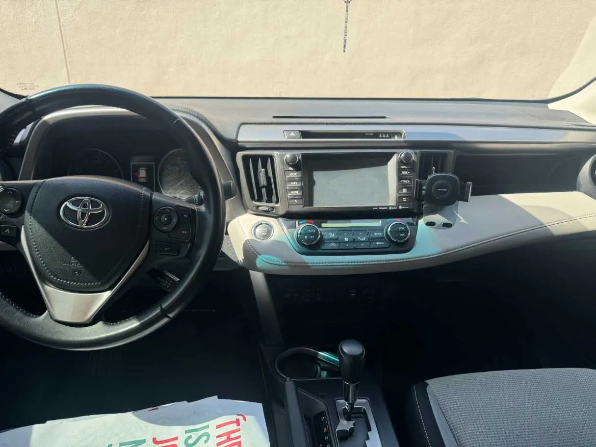 Car image 14
