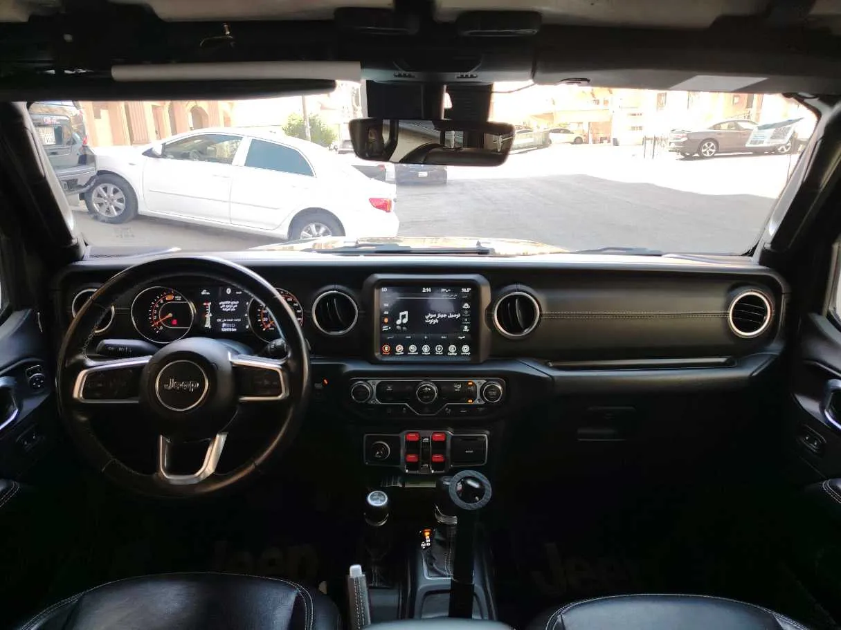 Car image 17