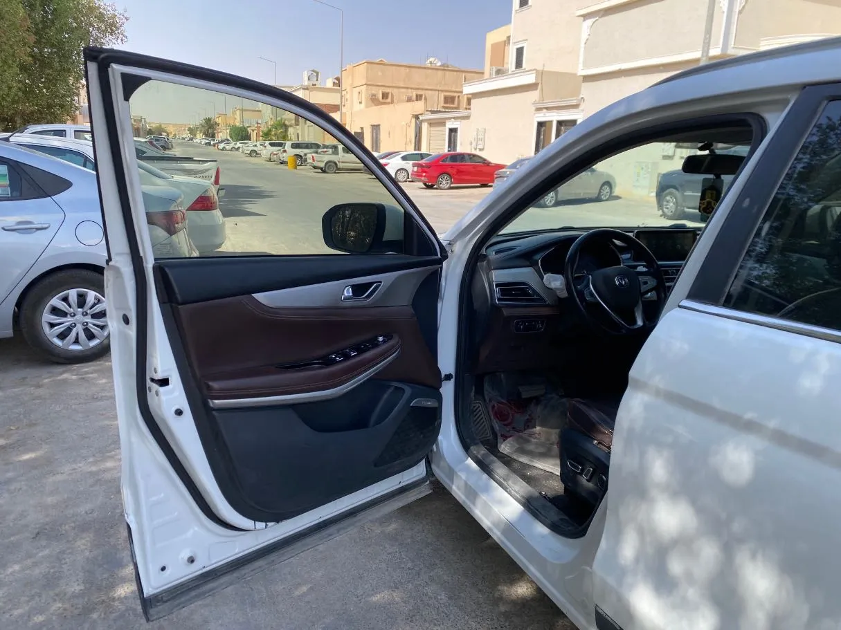 Car image 11