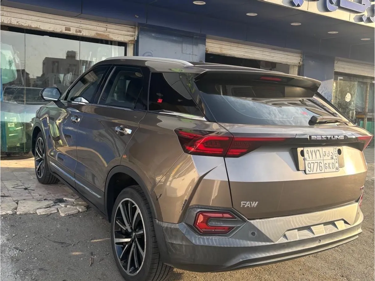 Car image 3