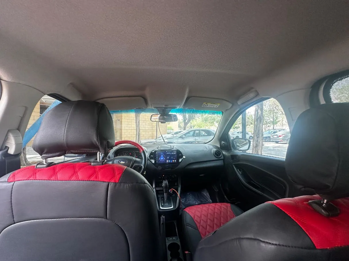 Car image 14
