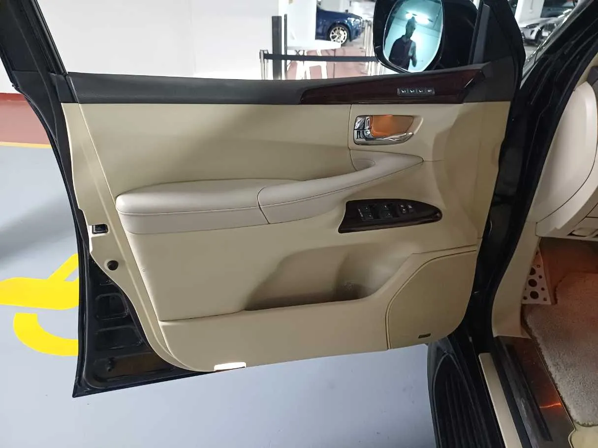 Car image 10