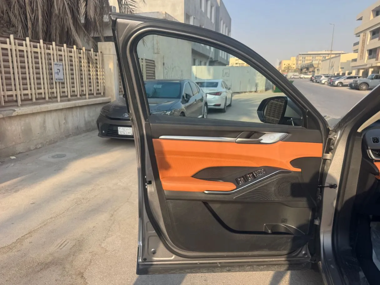 Car image 10