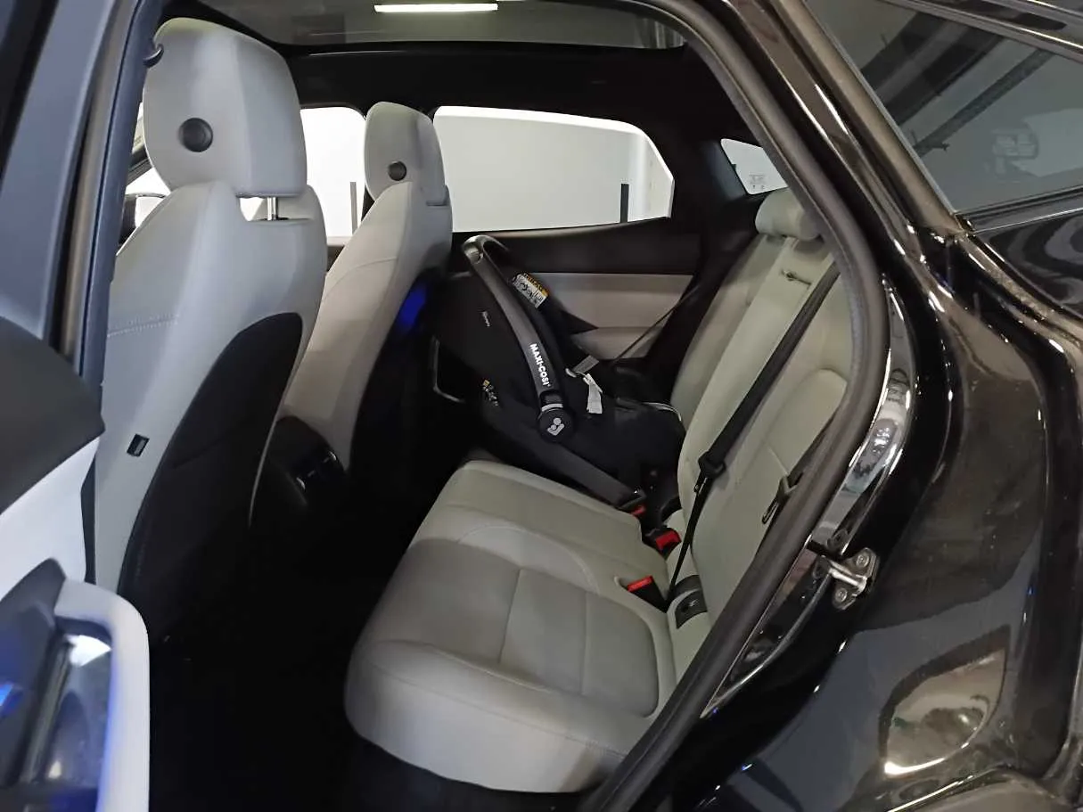 Car image 13