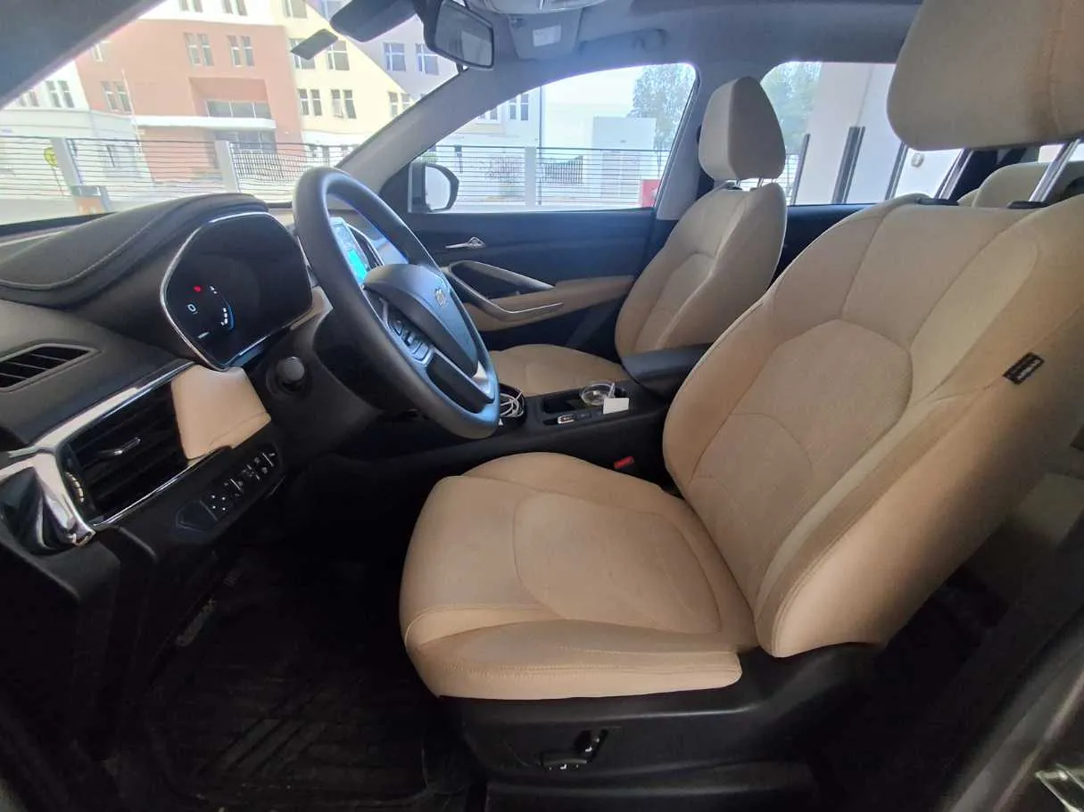Car image 12